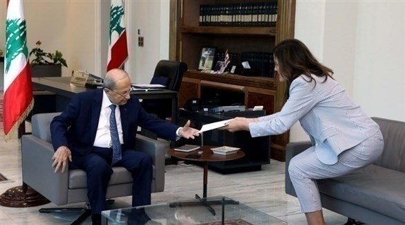 دورثي شيا تسلم الرئيس اللبناني مسودة اتفاق ترسيم الحدود (أرشيف)