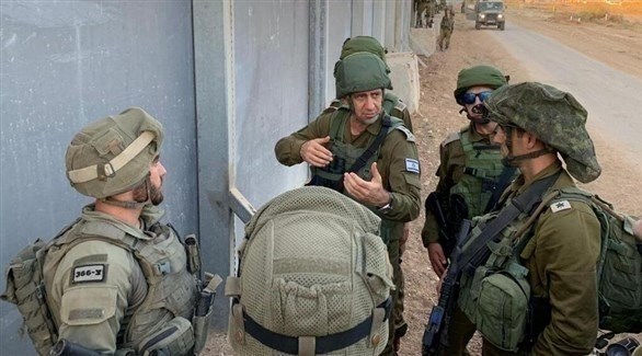 الضابط الإسرائيلي "إفرايم تهيلا" مع رئيس الأركان أفيف كوخافي. (أرشيف)