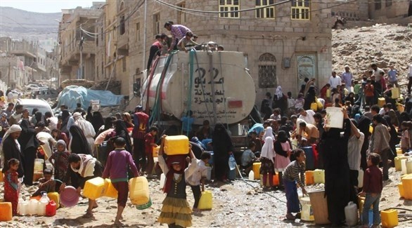 يمنيون خلال توزيع مياه صالحة للشرب (أرشيف)