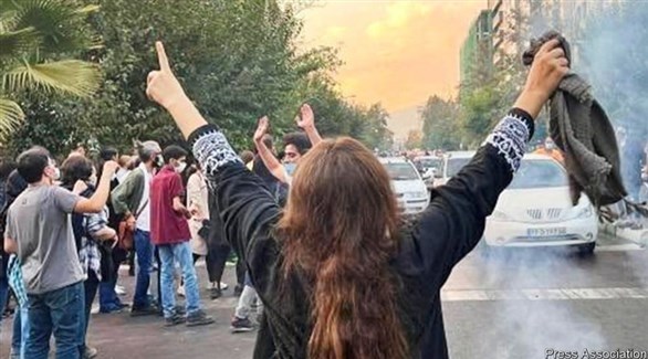 إيرانيون يتظاهرون احتجاجاً على مقتل مهسا أميني.(تويتر)