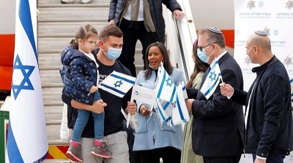 مسؤولون إسرائيليون يرحبون بمهاجرين من روسيا في تل أبيب (أرشيف)