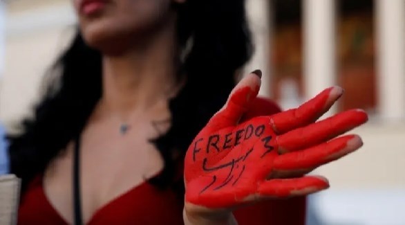 مؤيدة للمحتجين في إيران كتبت بالأحمار حرية على كفها (أرشيف)