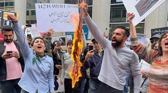 إيرانيون يحتجون ضد النظام بعد مقتل مهسا أميني (أرشيف)