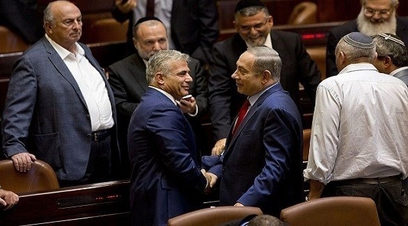 رئيسا الوزراء الإسرائيليان السابق بنيامين نتانياهو والحالي يائير لابيد (أرشيف)