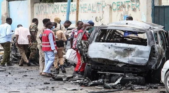 مسعفون ومدنيون في موقع تفجير إرهابي سابق في الصومال (أرشيف)