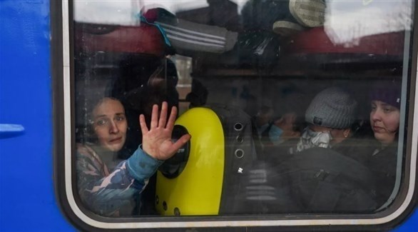   نساء وأطفال يغادرون بالقطار مع اقتراب صوت المعارك من مدينة إربين الأوكرانية.(أف ب)