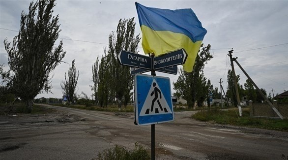 العلم الأوركراني في منطثة محررة في خيرسون بأوكرانيا.(أف ب)