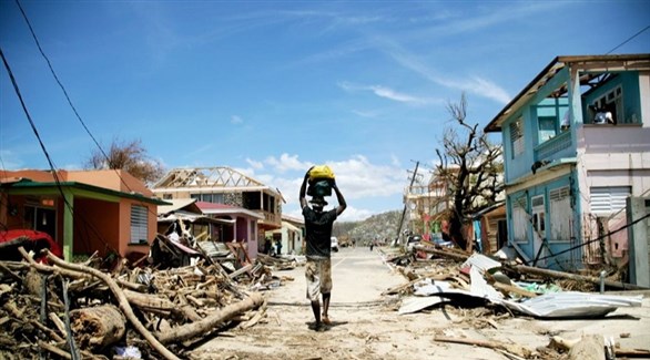 رجل وسط الأنقاض بعد إعصار في الكارييبي (أرشيف)