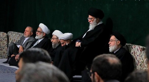 المرشد الأعلى في إيران علي خامنئي محاطاً برموز من النظام الحاكم (أرشيف)