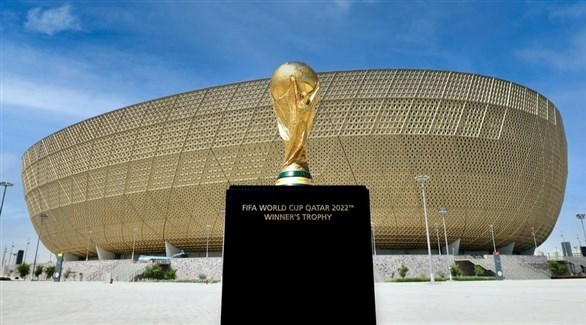 كأس العالم في كرة القدم أمام استاد في قطر (أرشيف)