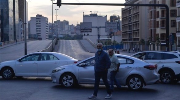 لبنانيون يغلقون طريقاً بسياراتهم (جنوبية)