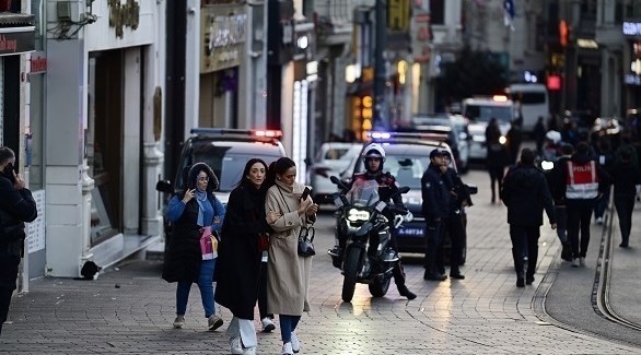 مواطنون أتراك في حالة ذعر بعد الانفجار (تويتر)