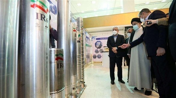 مسؤولون يشرحون للرئيس الإيراني إبراهيم رئيسي خصائص أجهزة طرد مركزي للتخصيب (أرشيف)