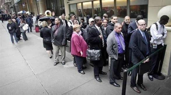 أمريكيون في طابور أمام مكتب لطلب إعانة على البطالة (أرشيف)