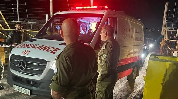مركبة إسعاف فلسطينية تنقل جثة الشاب الإسرائيلي من جنين إلى ذويه (تويتر)