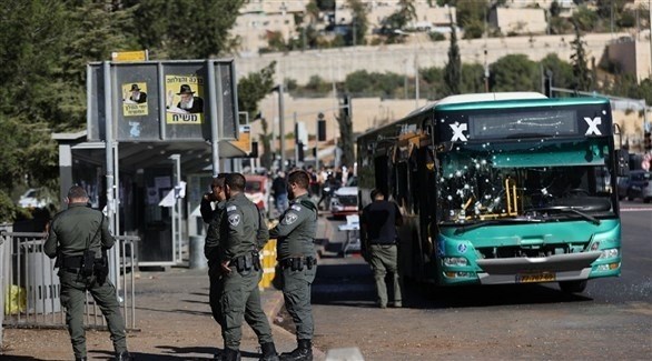 عناصر من الشرطة الإسرائيلية في محطة حافلات بالقدس أمس الأربعاء (أرشيف)