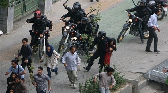 عناصر من الأمن الإيراني يلاحقون متظاهرين في طهران (أرشيف)