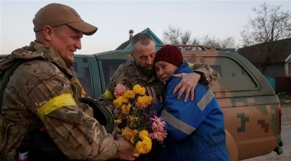 أوكرانية تستقبل ابنها الجندي في كيسيليفكا، بالقرب من خيرسون.(أب)