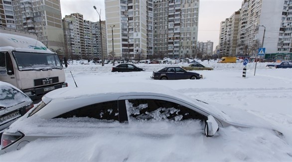سيارات في الثلوج في كييف (أرشيف)