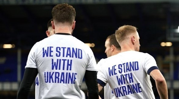 لاعبو كرة في بريطانيا بشعارات مؤيدة لأوكرانيا على قمصانهم (أرشيف)
