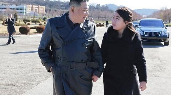 زعيم كوريا الشمالية كيم جونغ أون وابنته المفضلة في ظهورها الثاني (تويتر)