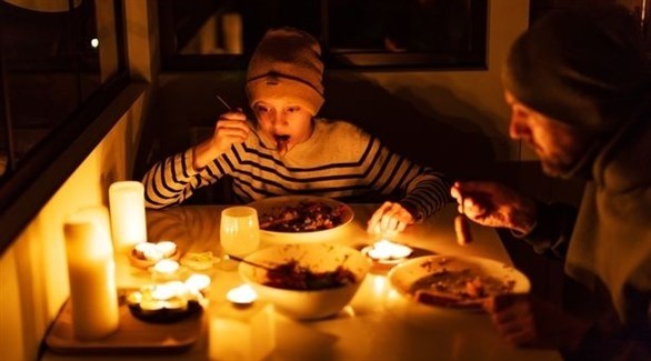 أوكرانيان يتناولان طعاماً على ضوء الشموع (أرشيف)