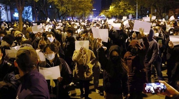 صينيون يرفعون أوراقاً بيضاء احتجاجاً على القيود الحكومية (تويتر)