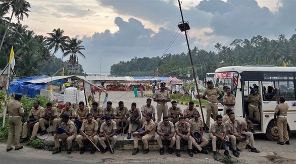 أفراد من الشرطة الهندية في ميناء أداني (رويترز) 