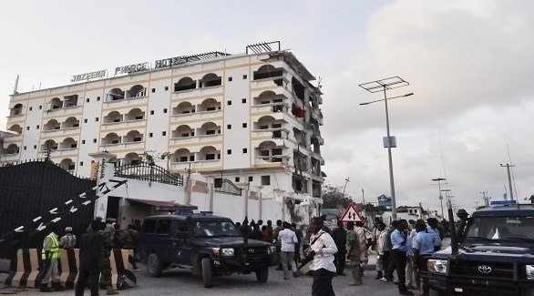 قوات أمن صومالية تطوق فندقاً في مقديشو بعد هجوم إرهابي سابق (أرشيف)
