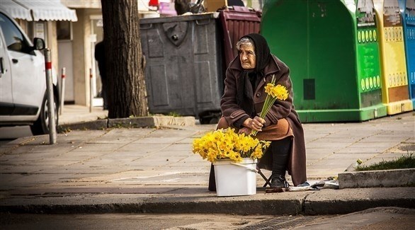 بائعة زهور على رصيف شارع بلغاري (أرشيف)