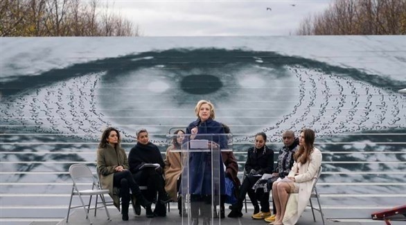 هيلاري كلينتون والفنانات الإيرانيات أمس في حملة عيون على إيران (تويتر)
