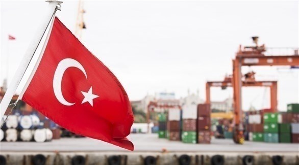 علم تركيا مرفوعاً في ميناء تجاري (أرشيف)