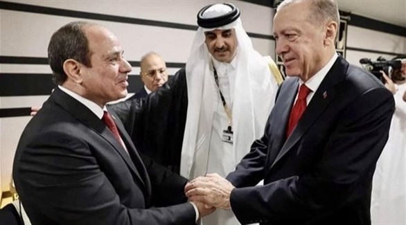 الرئيسان التركي رجب طيب أردوغان والمصري عبد الفتاح السيسي بحضور أمير قطر الشيخ تميم بن حمد آل ثاني (أرشيف)