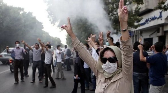 إيرانية تتحدى النظام في طهران (أرشيف)