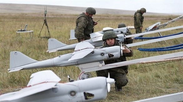 جنود روس يجهزون طائرات دون طيار (أرشيف)
