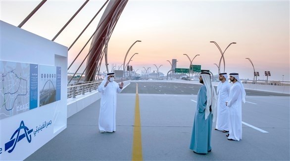 محمد بن راشد خلال تفقد جسر إنفينيتي في دبي (تويتر)