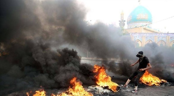 إيراني يحتمي بجدار النار في شيراز (أرشيف)