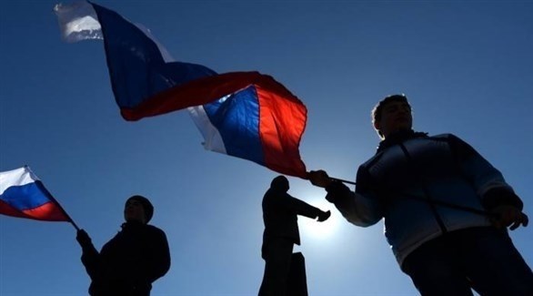 أشخاص يحملون الأعلام الروسية (أرشيف)