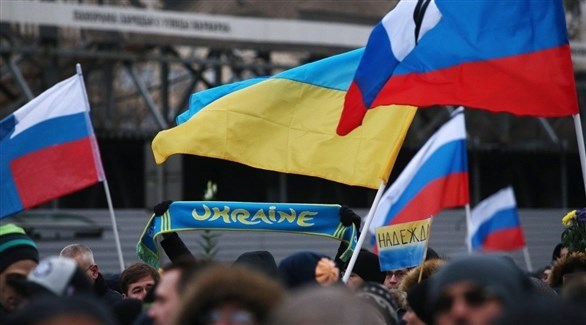 الأعلام الأوكرانية تتوسط الأعلام الروسية (أرشيف / تاس)