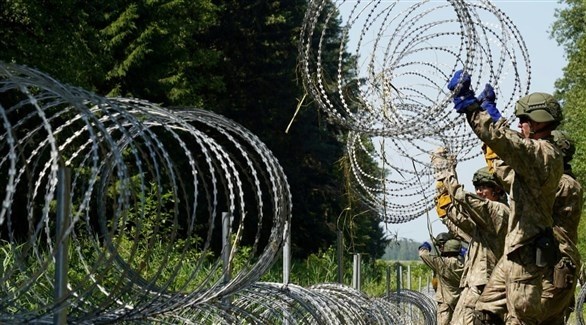 عناصر أمنية ترفع السياج الشائك على الحدود (أرشيف)
