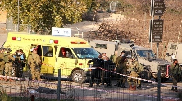 جنود ومسعفون إسرائيليون في موقع هجوم سابق (أرشيف)