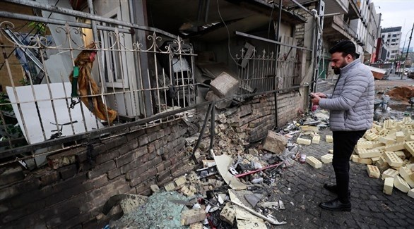 عراقيون يتفقدون موقع انفجار قنبلة في بغداد (أرشيف)