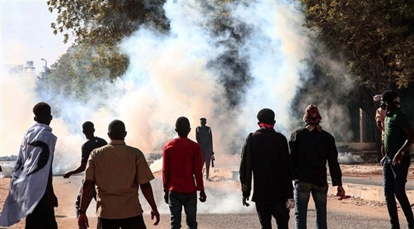 غازات مسيلة للدموع على المتظاهرين في السودان (أرشيف)