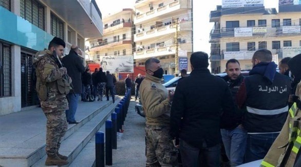 عناصر من الشرطة اللبنانية أمام المصرف في البقاع (تويتر)