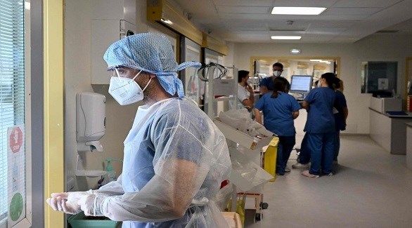 عاملون في مستشفى لاتيمون بمرسيليا الفرنسية لعلاج المصابين بكورونا (أ ف ب)
