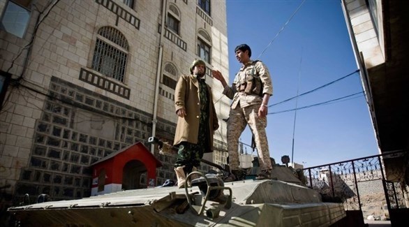 مسلحون حوثيون على متن دبابة استولوا عليها في صنعاء (أرشيف / أ ب)