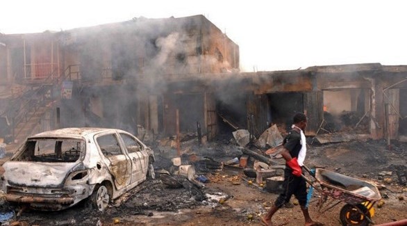 تصاعد الدخان من كنيسة في نيجيريا بعد هجوم سابق (أرشيف)