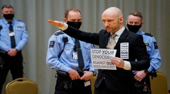 المتطرف اليميني النرويجي أنديرس بريفيك يؤدي التحية النازية في جلسة الاستماع بالمحكمة (تويتر)