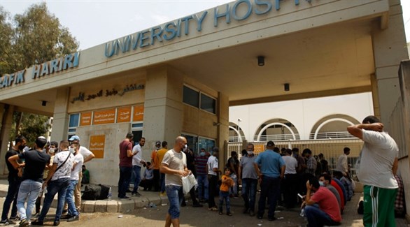 لبنانيون أمام مستشفى رفيق الحريري في بيروت (أرشيف)