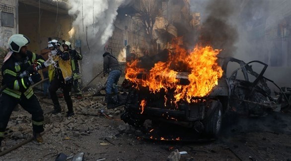 عناصر من الدفاع في عفرين يحاولون السيطرة على حريق في سيارة (تويتر)